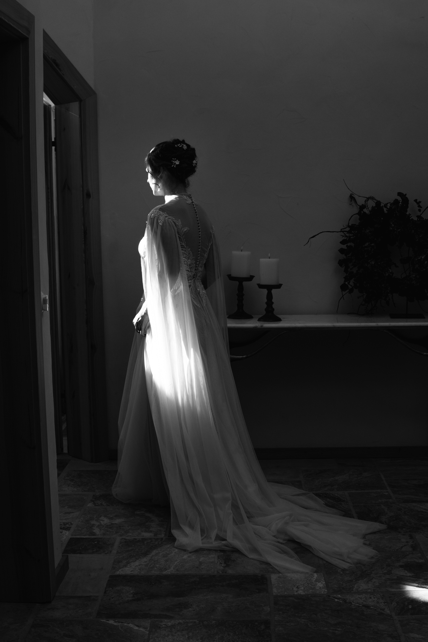 Achtsame Hochzeitsplanung in Berlin – Braut hat zeit für sich.