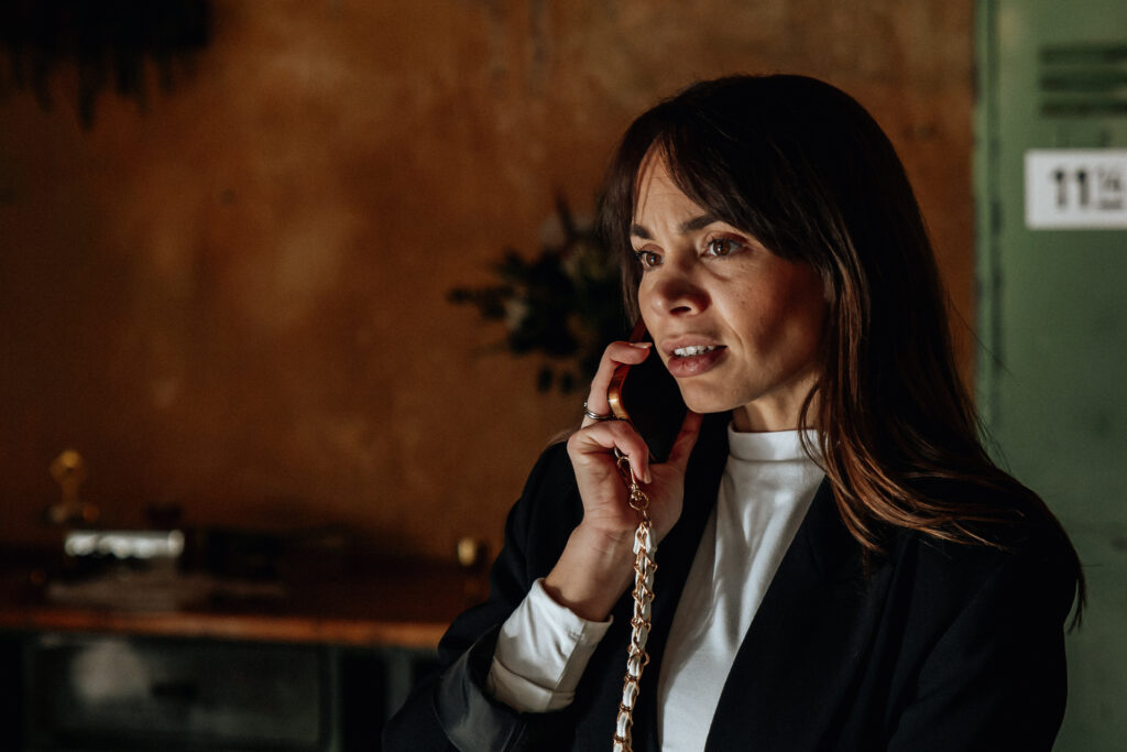 Hochzeitsplanerin am Telefon