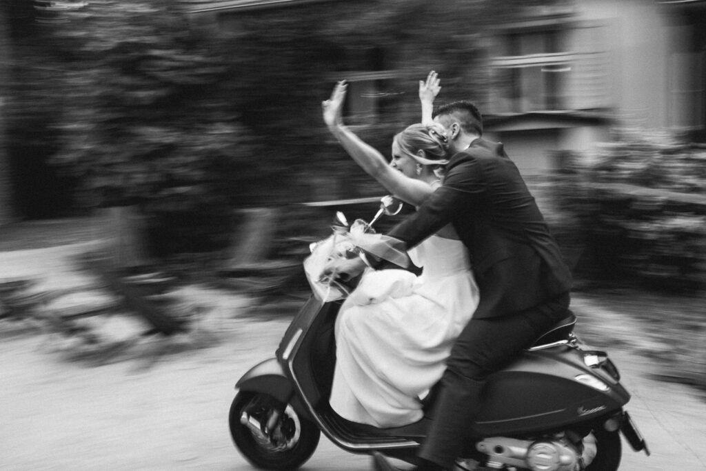 Hochzeitspaar auf Vespa- genießen Leichtigkeit