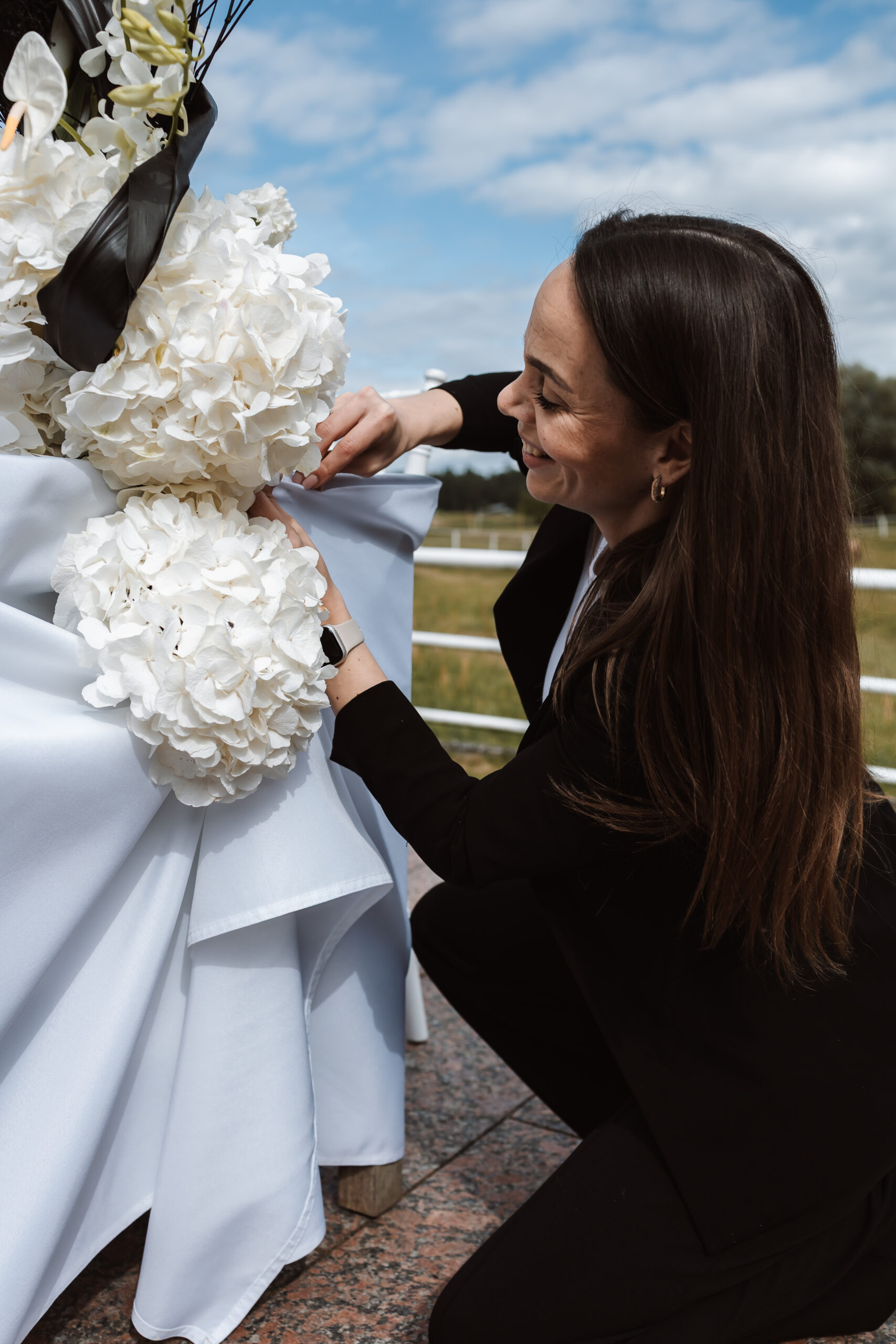 Hochzeitsplanung von Nadja Jarzebski- sie arrangiert Blumen an der Tafel,