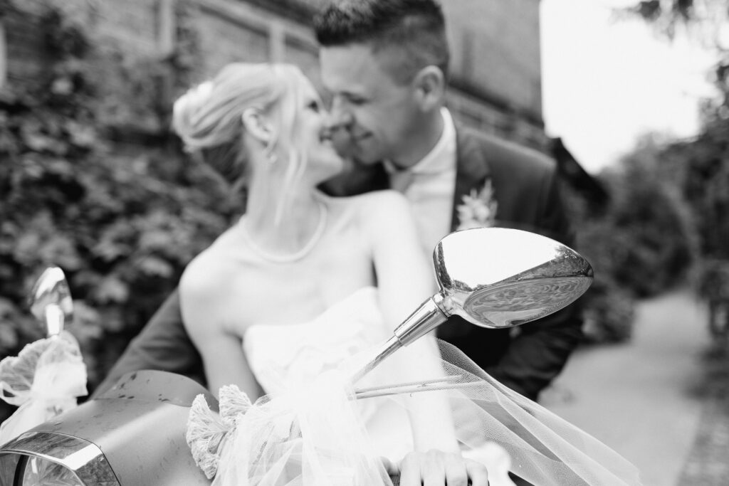 fließender Hochzeitsablauf Brautpaar genießt Zeit zu zweit auf der Vespa