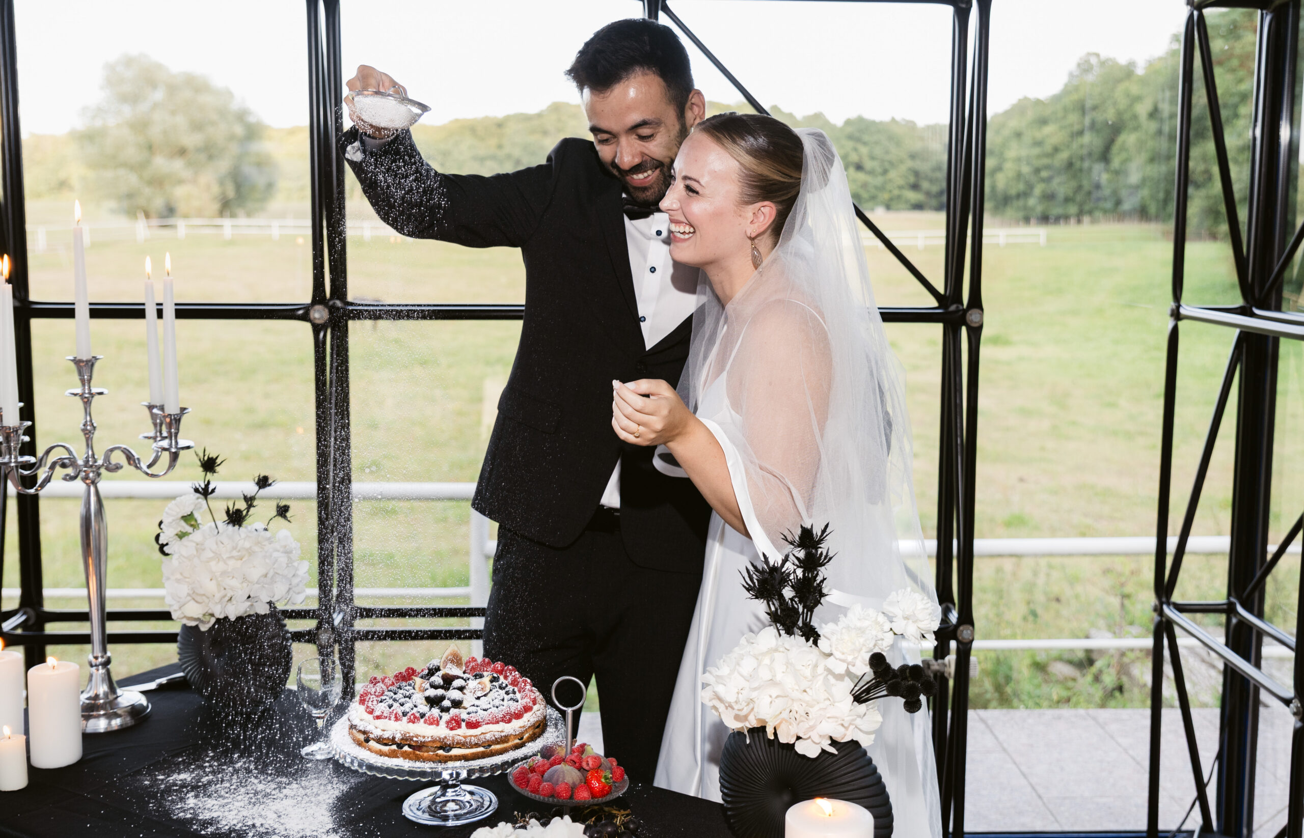 Hochzeistpaar beim dekorieren ihrer Hochzeitstorte- geplant von Nadja Jarzebski Hochzeitsplanerin Foto von Janny Hollstein